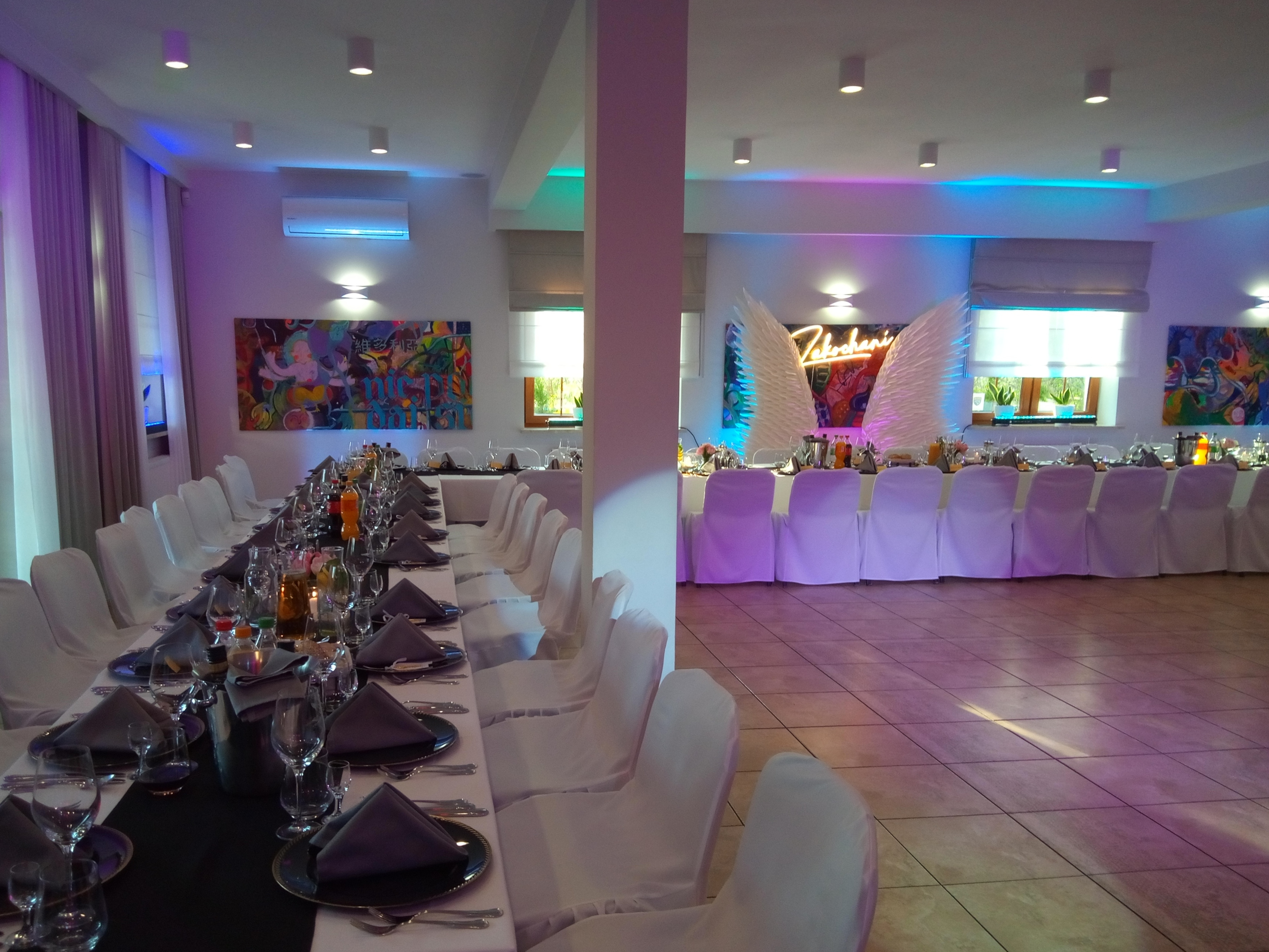 Sala bankietowa VELMORA w Kobyłce – długi stół i dekoracje weselne, klimatyczne oświetlenie