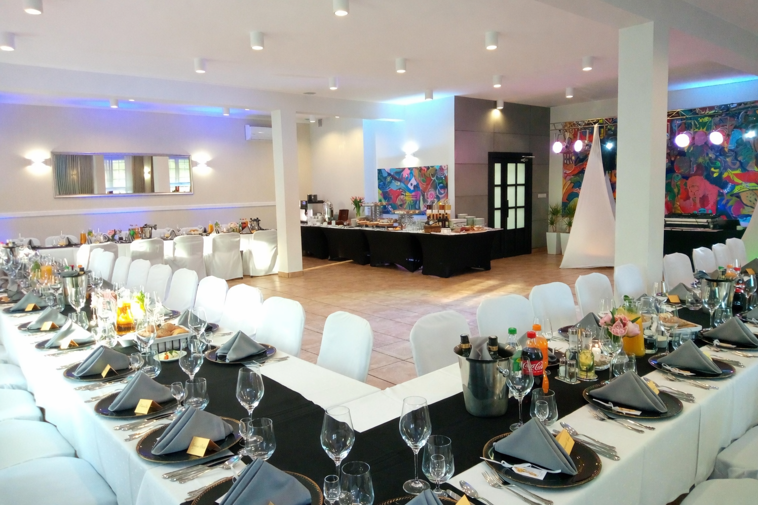 Wnętrze sali VELMORA – nakryte stoły bankietowe i bufet w tle