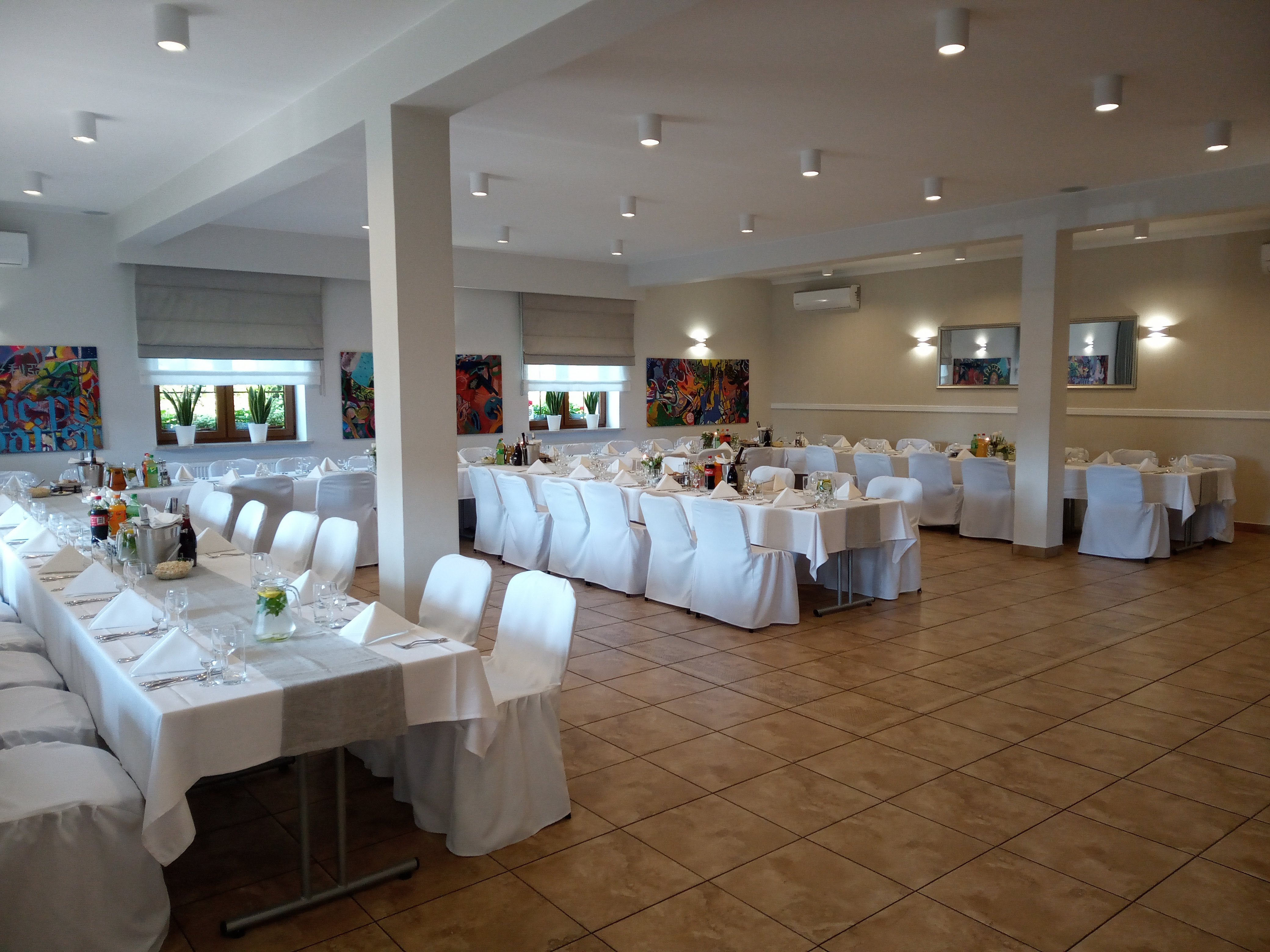 Sala bankietowa w Kobyłce – wnętrze przygotowane na wesele