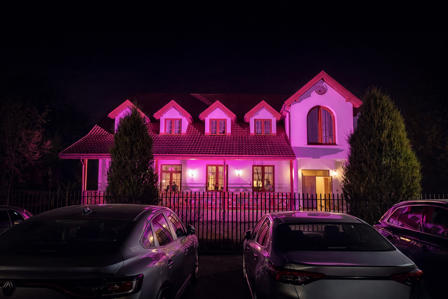 Sala VELMORA podczas bankietu – stoły z zastawą i imprezowe oświetlenie